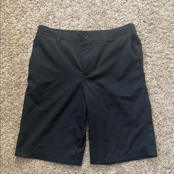 Under Armour Other - Under Armour Golf Shorts in Black size boys/teens 16